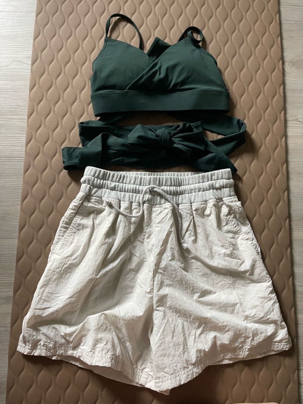 Fabletics Sports Set with High-Waist Gray/Cream  Shorts and tie-up sports bra